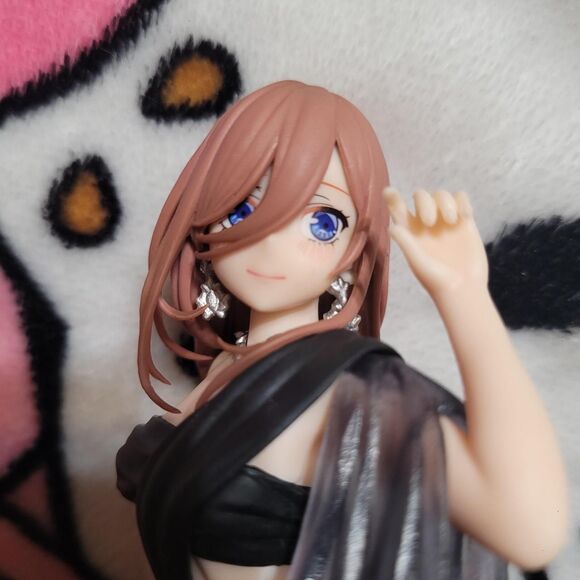 Miku Nakano Kyunties Banpresto Quintuplets Authentic Figure Black Dress Smiling - Picture 3 of 8